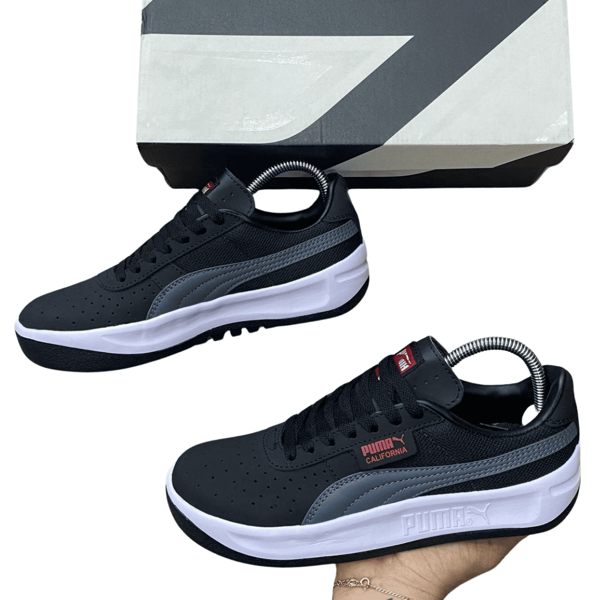 COMPRAR TENIS PUMA CALIFORNIA HOMBRE 2025. ¿Buscas los Tenis Puma California Hombre al mejor precio? En Onlineshoppingcenterg te explicamos todo lo que necesitas saber antes de comprar, con información real y útil para que elijas bien.  ¿Qué son los Tenis Puma California Hombre? Los Puma California son zapatillas clásicas, cómodas y con estilo. Ideales para uso diario, deporte casual o salir con amigos.  ✅ Materiales: Cuero sintético, lona o gamuza (depende del modelo). ✅ Suela: Liviana y flexible para mayor comodidad. ✅ Estilo: Diseño retro y urbano.  Precio de los Puma California Hombre El Puma California hombre precio varía según el modelo y la oferta:  Puma California clásicas.  Puma California 2 (nuevo modelo)  Puma California negra o rojos  En Onlineshoppingcenterg siempre tenemos ofertas Puma California hombre 2025 con envío gratis.  ¿Cuál es la diferencia entre Puma California y Adidas? Característica	Puma California	Adidas similares Estilo	Más retro y minimalista	Más deportivo Precio	Más económico	Más caro Ofertas Especiales en Onlineshoppingcenterg Puma California hombre descuento (hasta 30% OFF).  Puma California hombre envío gratis (compras sobre $250.000 COP).  ¿Listo para Comprar? COMPRAR TENIS PUMA CALIFORNIA HOMBRE AHORA   ¿Dudas? Escríbenos por WhatsApp o visita nuestra tienda. ¡Te ayudamos!  1. ¿Cómo son de talla los Tenis Puma California para hombre? Los Tenis Puma California Hombre suelen ajustarse true to size (talla real). Sin embargo, si tienes el pie ancho, recomendamos media talla más. Por ejemplo:  Si usas talla 42, puedes probar con 42.5 para mayor comodidad.  Consulta nuestra guía de tallas Puma California para más detalles.  2. ¿Los Puma California son cómodos para caminar? Sí, los Puma California Hombre destacan por su suela ligera y plantilla acolchonada, ideales para uso diario y caminatas prolongadas. Su diseño casual-deportivo los hace versátiles para el día a día.  3. ¿Dónde comprar Tenis Puma California Hombre al mejor precio? En ONLINESHOPPINGCENTERG ofrecemos los Tenis Puma California Hombre al mejor precio, con envío rápido y seguro. Además, contamos con: ✅ Ofertas exclusivas ✅ Descuentos por compra múltiple ✅ Garantía de calidad  4. ¿Los Puma California son aptos para correr? Los Puma California están diseñados para estilo casual, no para running de alto impacto. Si buscas tenis para correr, te recomendamos modelos como los Puma Velocity Nitro.  5. ¿Cómo limpiar los Tenis Puma California? Para mantenerlos como nuevos:  Usa un cepillo suave y jabón neutro.  Limpia la suela con un paño húmedo.  Evita lavadoras y secadoras.  6. ¿Los Puma California son de buena calidad en ONLINESHOPPINGCENTERG? ¡Sí! En ONLINESHOPPINGCENTERG solo vendemos productos 100% garantizados.  7. ¿Cuál es la diferencia entre Puma California y Puma Suede? Característica	Puma California	Puma Suede Estilo	Más minimalista y clásico	Más urbano y robusto Material	Cuero sintético y lona	Gamuza (suede) Suela	Ligera y flexible	Más gruesa y resistente ¿Por qué comprar en ONLINESHOPPINGCENTERG? Envíos rápidos a toda Colombia y el mundo  Pagos seguros (tarjeta, PayPal, transferencia).  Atención al cliente 24/7.  ¡Encuentra tu par ideal de Puma California Hombre aquí!  ¿Dónde Comprar Tenis Puma California Hombre? Colombia Bogotá: Envío express en 24 horas (Zonas: Chapinero, Usaquén, Suba).  Valle del Cauca (Cali, Buenaventura): Descuentos especiales para compras mayores a 2 pares.  Antioquia (Medellín, Itagüí): Retiro en tienda física sin costo.  Cundinamarca (Soacha, Zipaquirá): Envío gratis en compras superiores a $150.000 COP.  Eje Cafetero (Manizales, Armenia, Risaralda, Caldas): Ofertas exclusivas para clientes nuevos.  Otras ciudades:  Ibagué → Envío en 48 horas.  Cúcuta → Promoción 2x1 en medias al comprar tus Puma California.  Chile (Santiago, Valparaíso, Concepción) Perú (Lima, Arequipa, Trujillo) Argentina (Buenos Aires, Córdoba, Rosario) España (Madrid, Barcelona, Valencia) ¿Por Qué Comprar Tus Tenis Puma California Hombre con Nosotros? ✔ 100% Garantizados. ✔ Mejor Precio – Encontramos las mejores ofertas para ti. ✔ Envíos Rápidos ✔ Opciones de Pago – Efectivo, Tarjeta, PSE, Mercado Pago, Tarjeta internacional, tarjeta debito y credito.  Preguntas Frecuentes sobre los Tenis Puma California Hombre ¿Los Puma California tallan igual en todas las ciudades? Sí, el tallaje es estándar. Si tienes dudas, revisa nuestra guía de tallas Hombre.  ¿Hacen envíos a Buenaventura, Soacha o Ibagué? ¡Sí! Cubrimos toda Colombia con logística confiable.  ¡Encuentra Tus Tenis Puma California Hombre Hoy! Comprar en Colombia | Comprar en Chile | Comprar en Perú | Comprar en Argentina | Comprar en España  ¿Necesitas ayuda? Escríbenos por WhatsApp ¡Estamos para servirte!